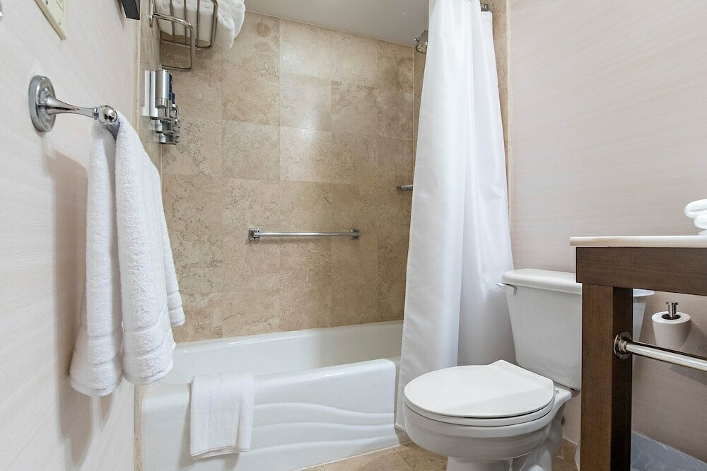 Фото Four Points by Sheraton Melville Long Island