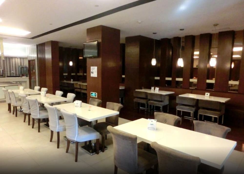 Фото Holiday Inn Express Shanghai Jinqiao Central, an Ihg Hotel