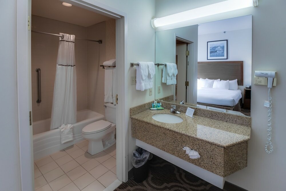 Фото Ashmore Inn and Suites