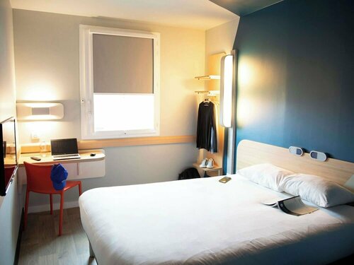 Гостиница Ibis budget Saint Quentin Yvelines - Vélodrome в Монтиньи-ле-Бретонё