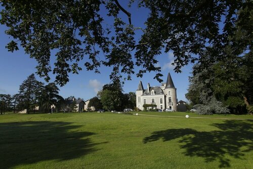 Гостиница Hotel The Originals Château de la Barbinière в Ла-Роше-сюре-Йоне