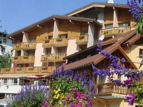 Гостиница Hôtel Les Bains в Брид-ле-Бене