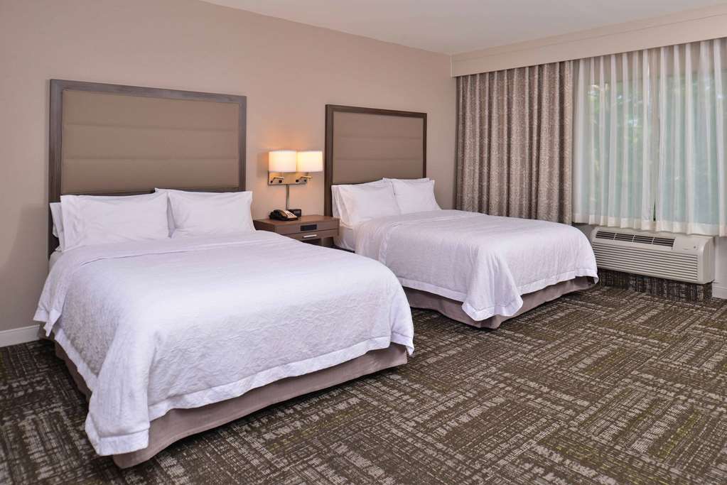 Фото Hampton Inn & Suites Dallas Market Center
