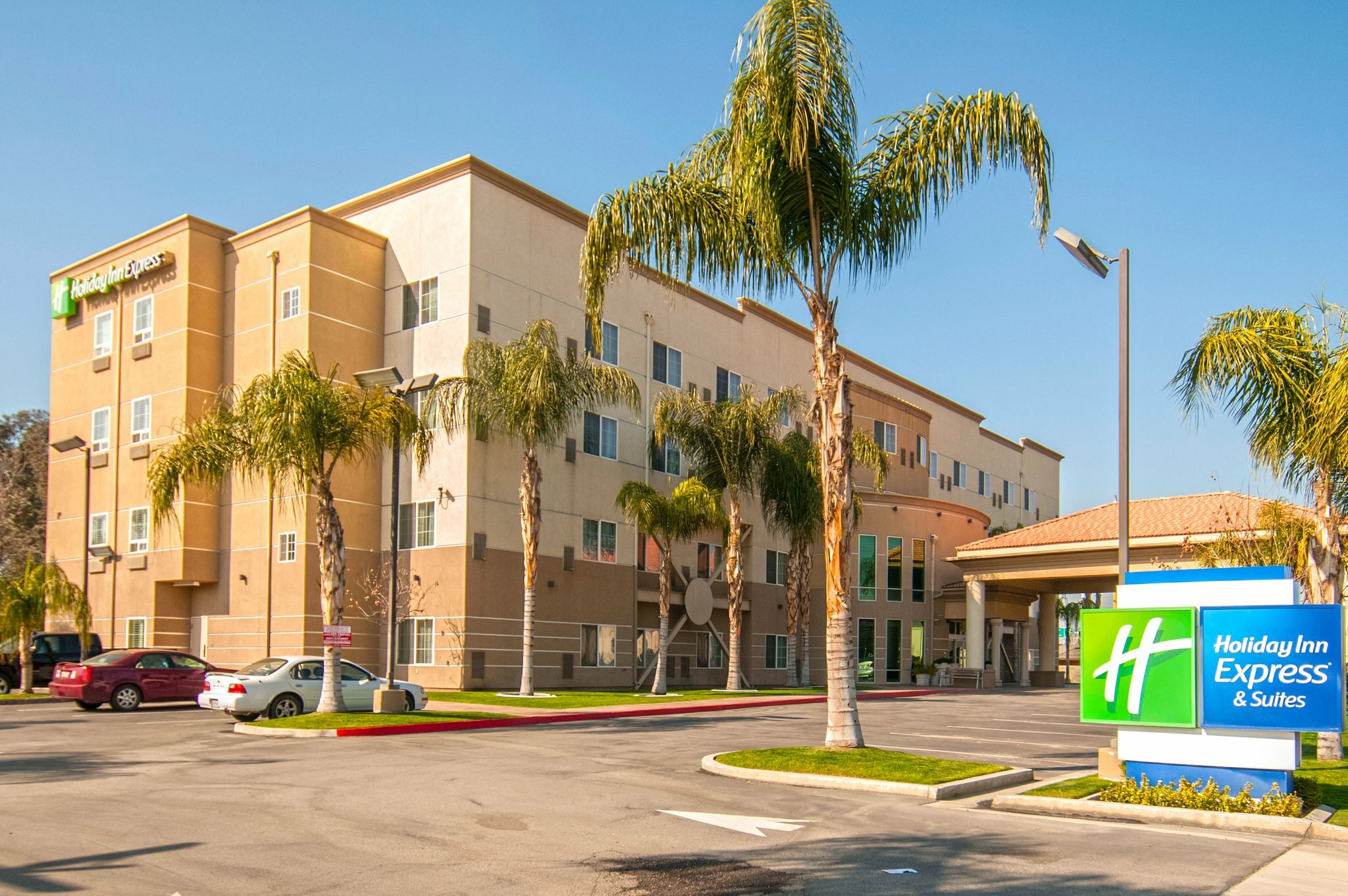 Фото Holiday Inn Express and Suites Bakersfield Central, an Ihg Hotel