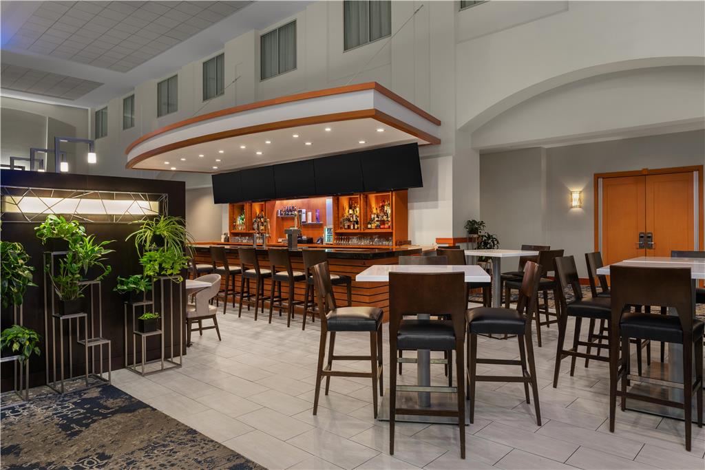 Фото Embassy Suites by Hilton Boston at Logan Airport