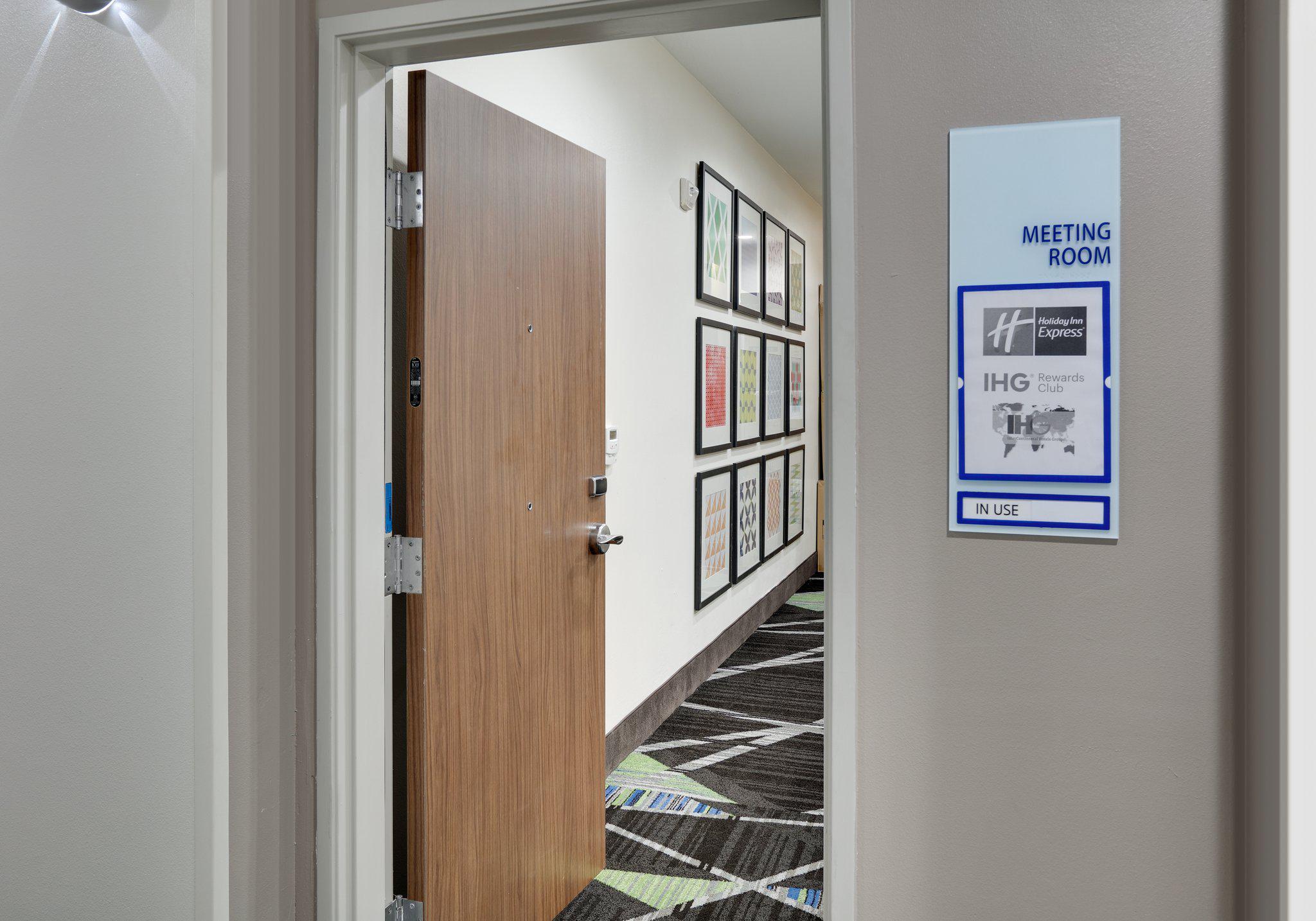 Фото Holiday Inn Express Hotel & Suites Near Seaworld, an Ihg Hotel