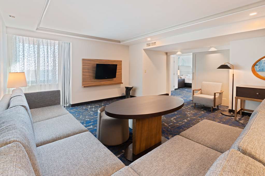 Фото Embassy Suites by Hilton Tampa Usf Near Busch Gardens