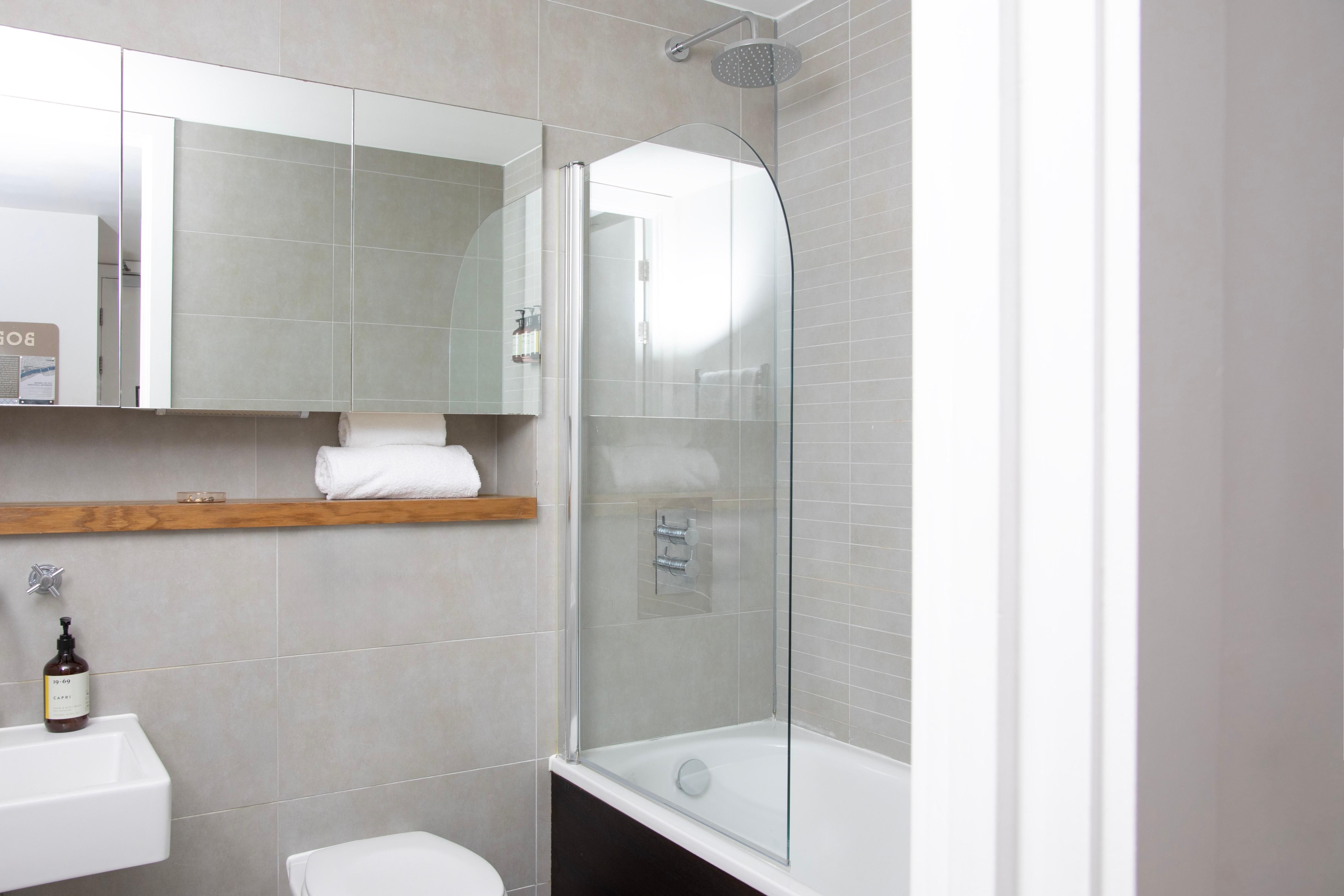 Фото Bob W Tower Hill Studios