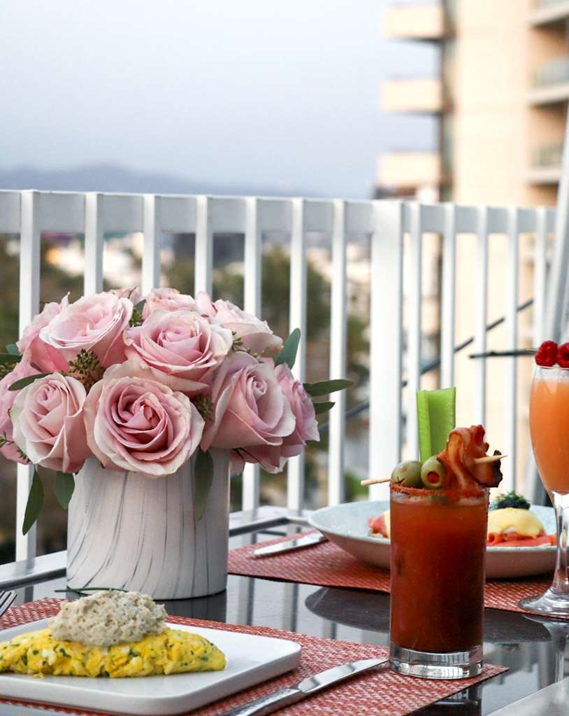 Фото The Beverly Hilton