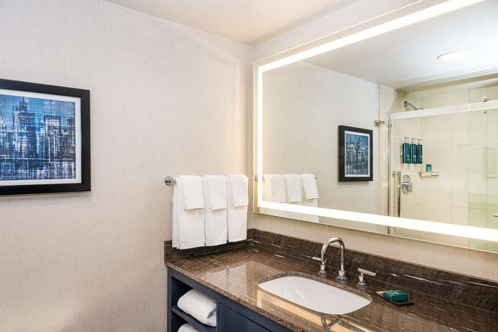 Фото DoubleTree by Hilton Hotel Newark Airport