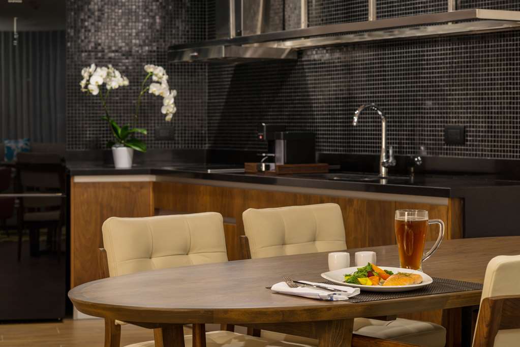 Фото Апартаменты The Fives Downtown Hotel & Residences, Curio Collection by Hilton