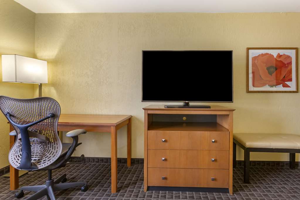 Фото Best Western Plus Scottsdale Thunderbird Suites