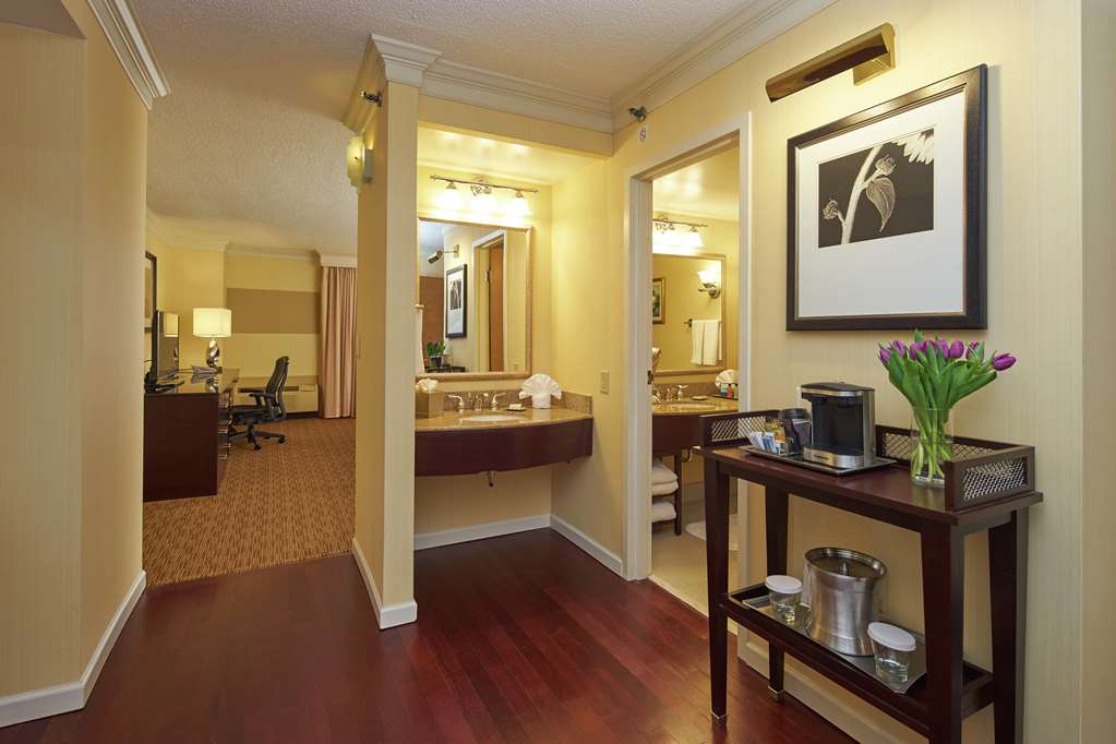 Фото Hilton Raleigh North Hills