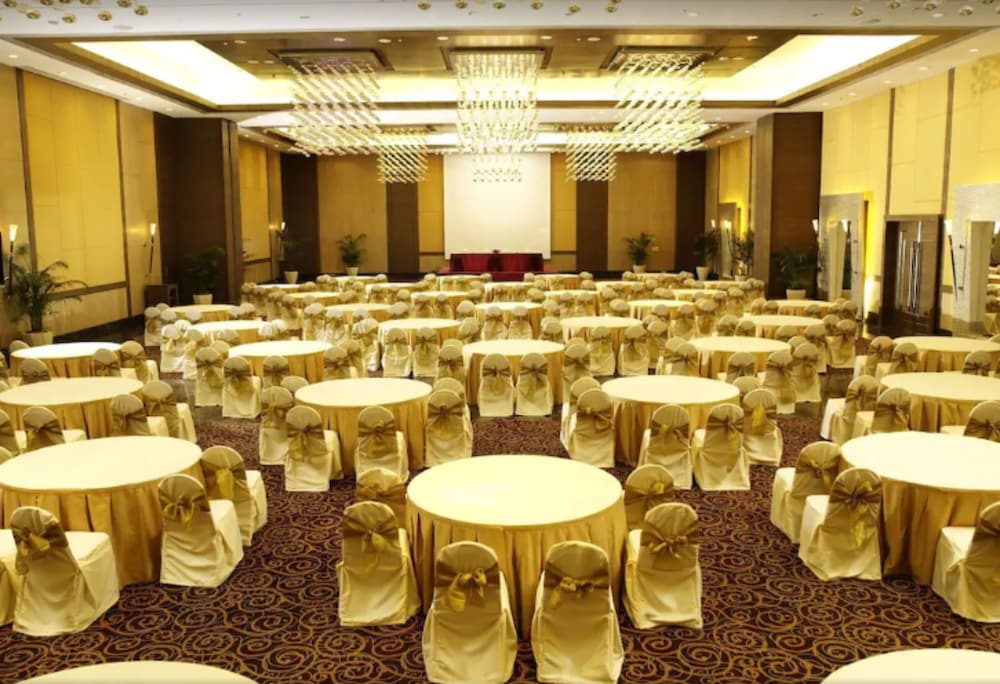 Фото The Retreat Hotel & Convention Centre