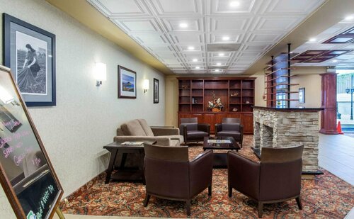 Гостиница Quality Hotel & Suites в Гандере