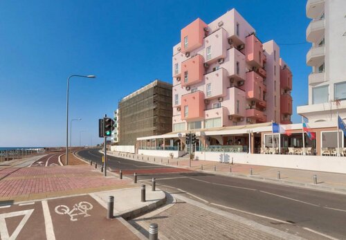 Гостиница Liv Mackenzie Beach Suites в Ларнаке