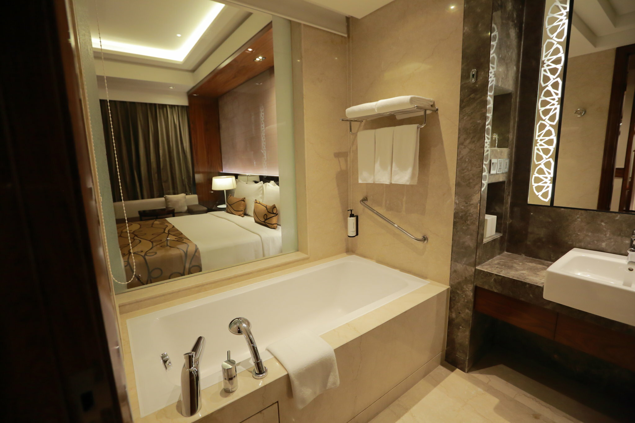 Фото Crowne Plaza New Delhi Rohini
