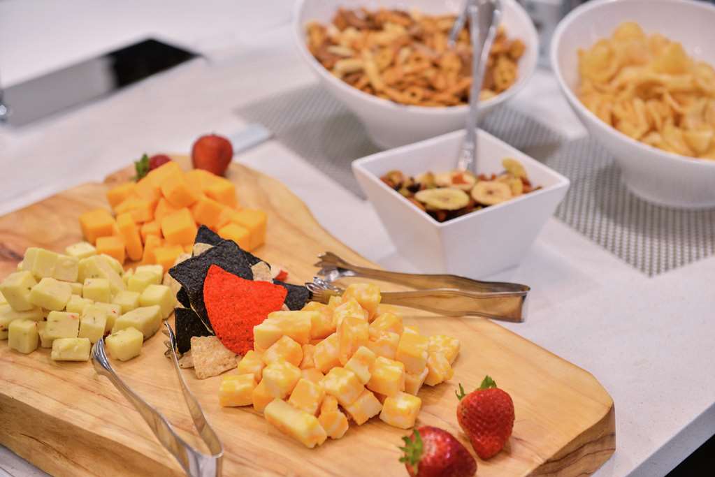 Фото Homewood Suites by Hilton Des Moines Airport