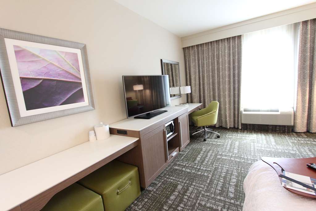 Фото Hampton Inn & Suites Dallas Market Center