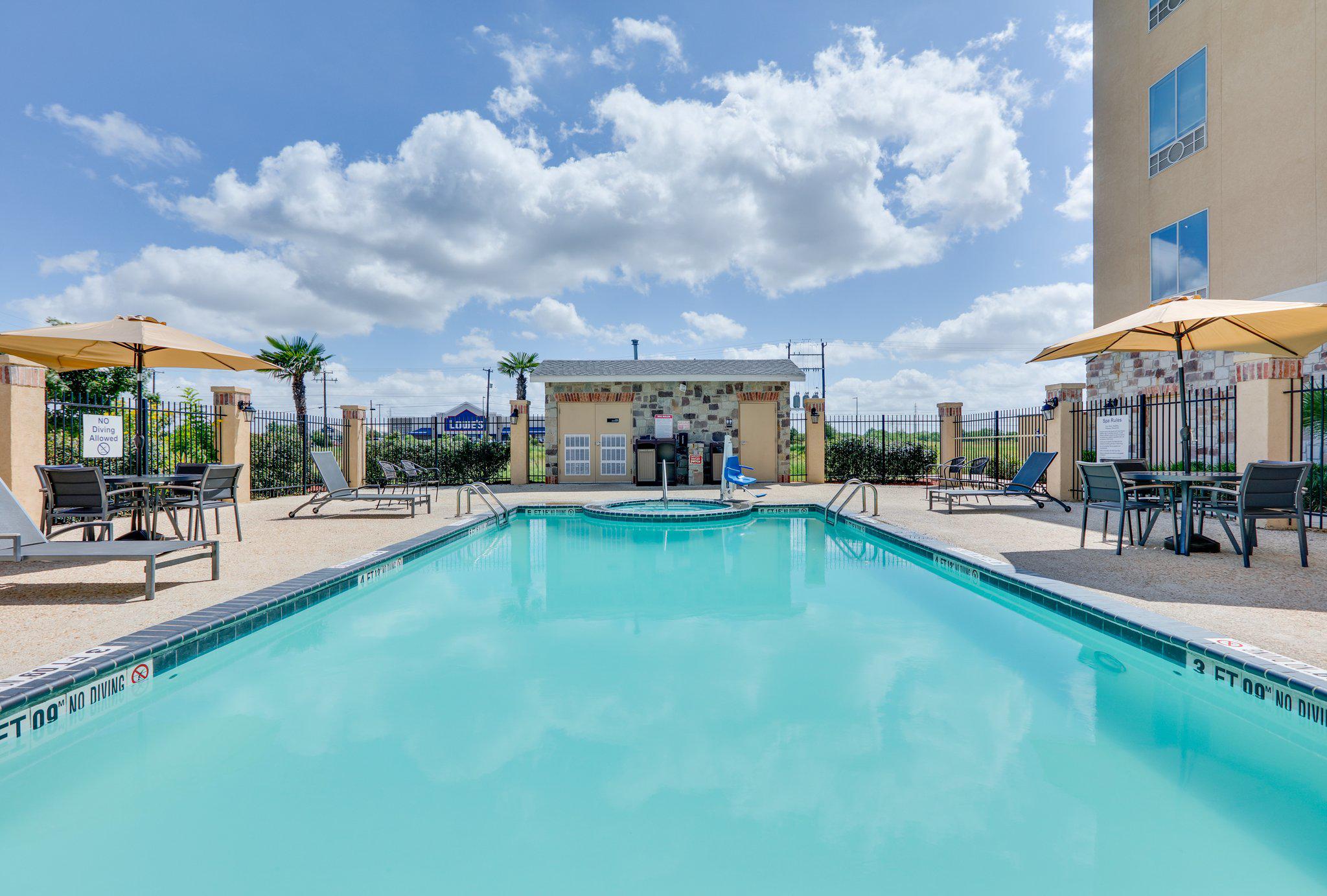 Фото Holiday Inn Express & Suites San Antonio - Brooks City Base, an Ihg Hotel
