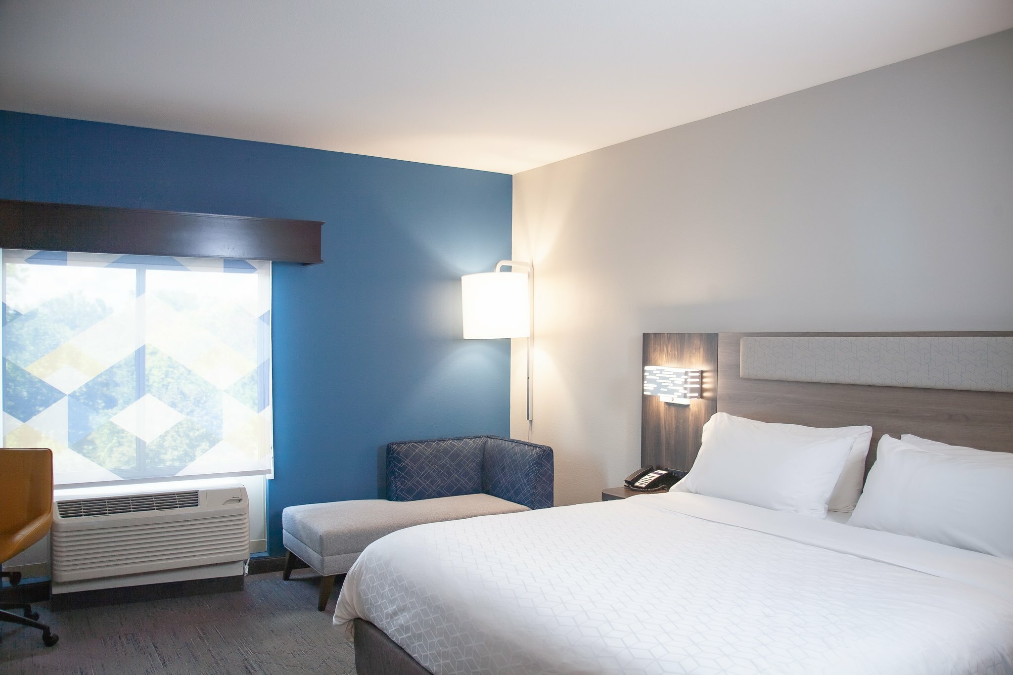 Фото Holiday Inn Express and Suites Overland Park, an Ihg Hotel
