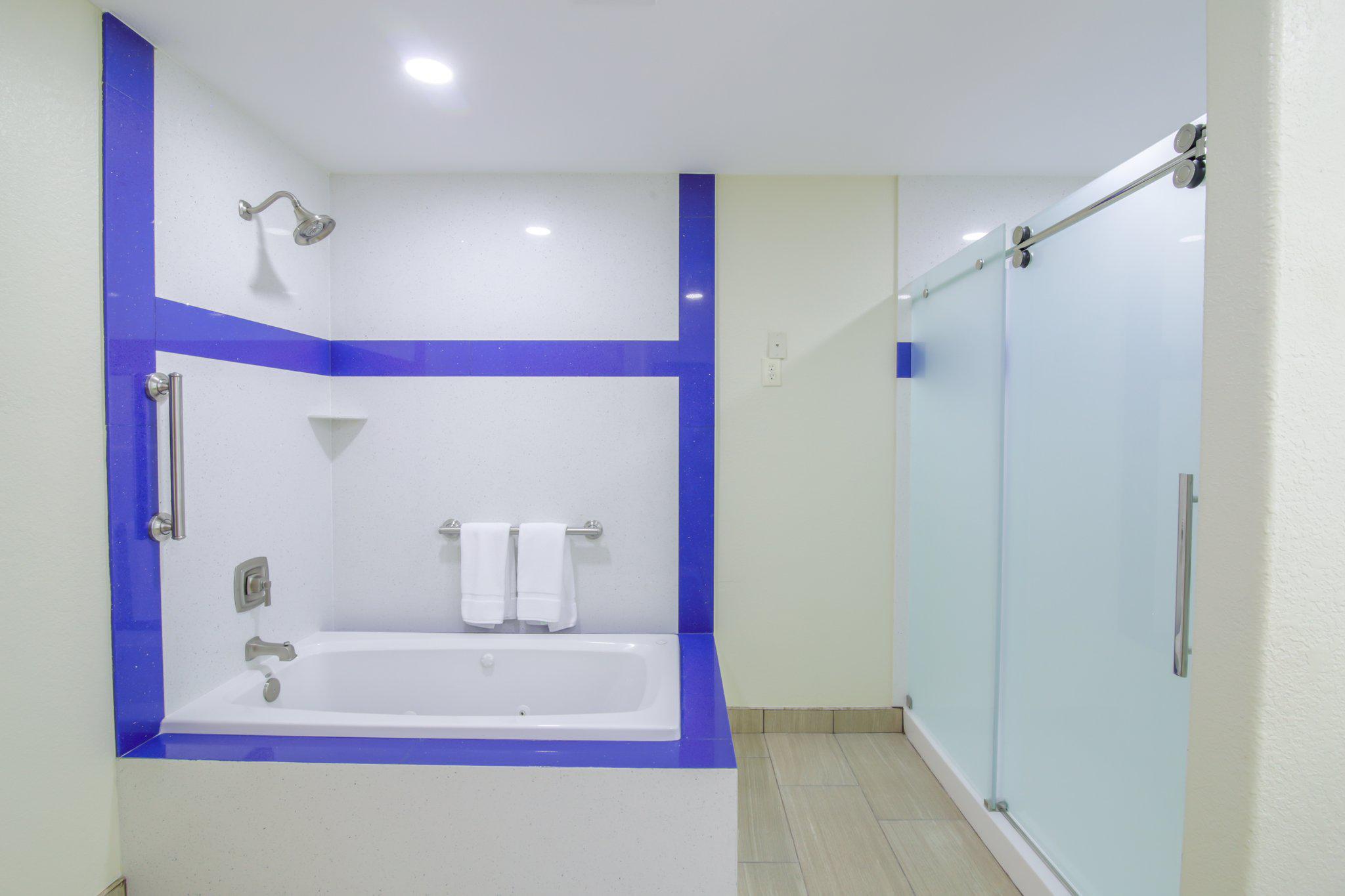 Фото Holiday Inn Express & Suites Raymondville, an Ihg Hotel