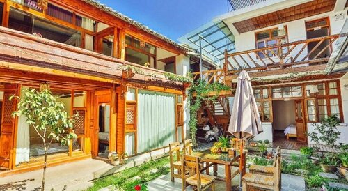 Гостиница Cabin 7 Inn в Юньнани