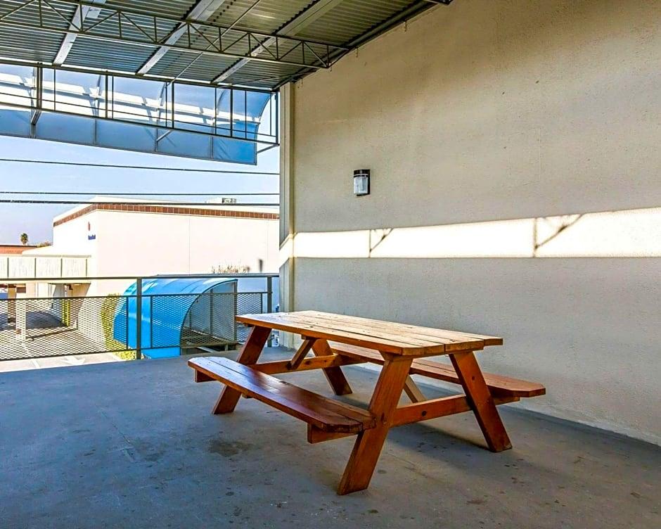 Фото Rodeway Inn Downtown Hanford