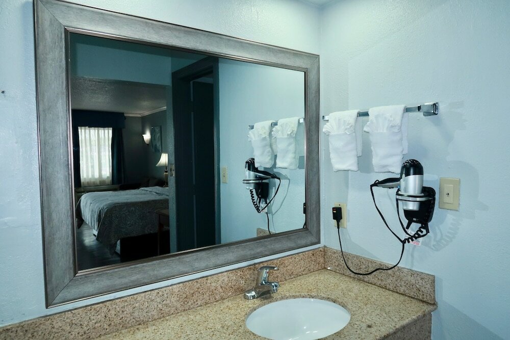 Фото Quarters Inn & Suites