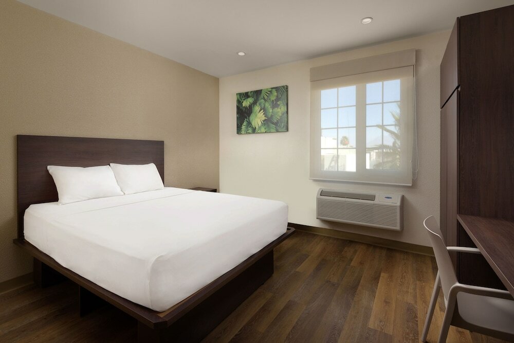 Фото Extended Suites Tijuana Macroplaza Hotel
