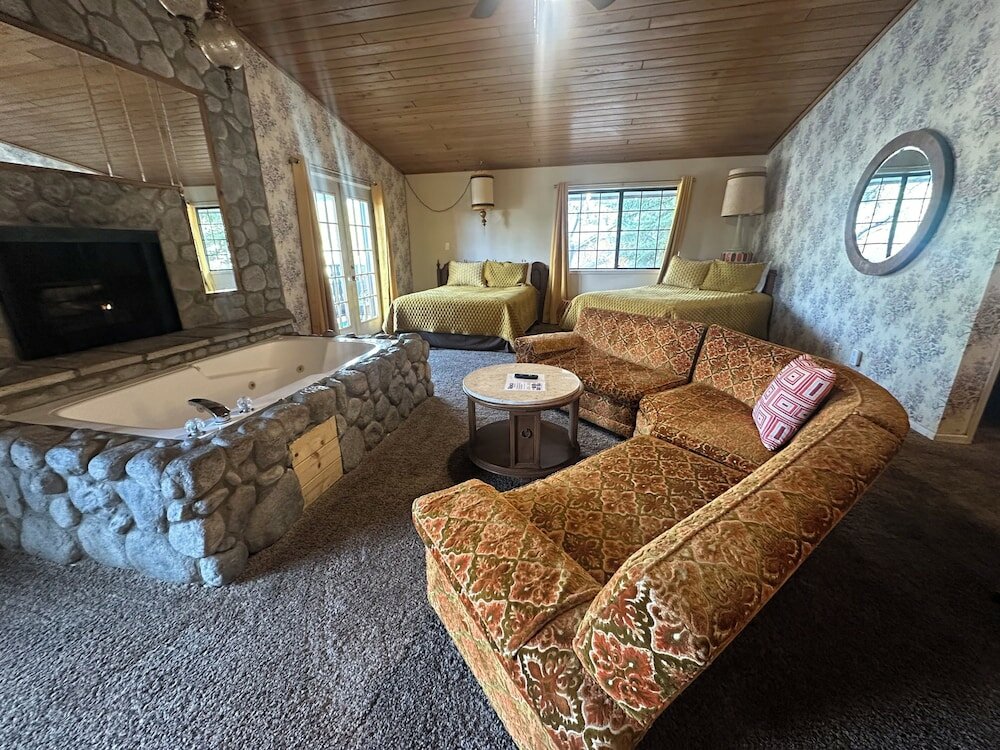 Фото Black Forest Lodge And Cabins