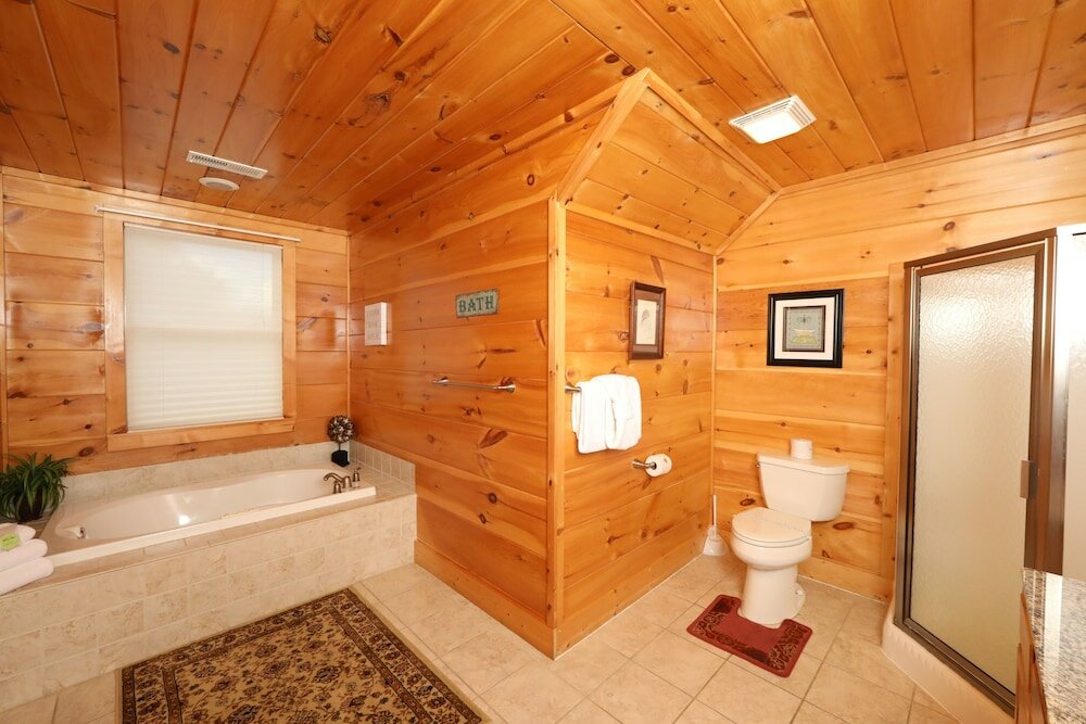 Фото Majestic Manor - Five Bedroom Cabin