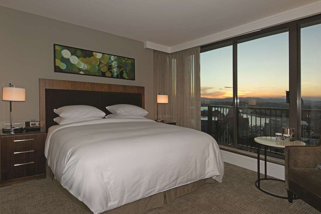 Фото DoubleTree by Hilton Hotel & Suites Victoria