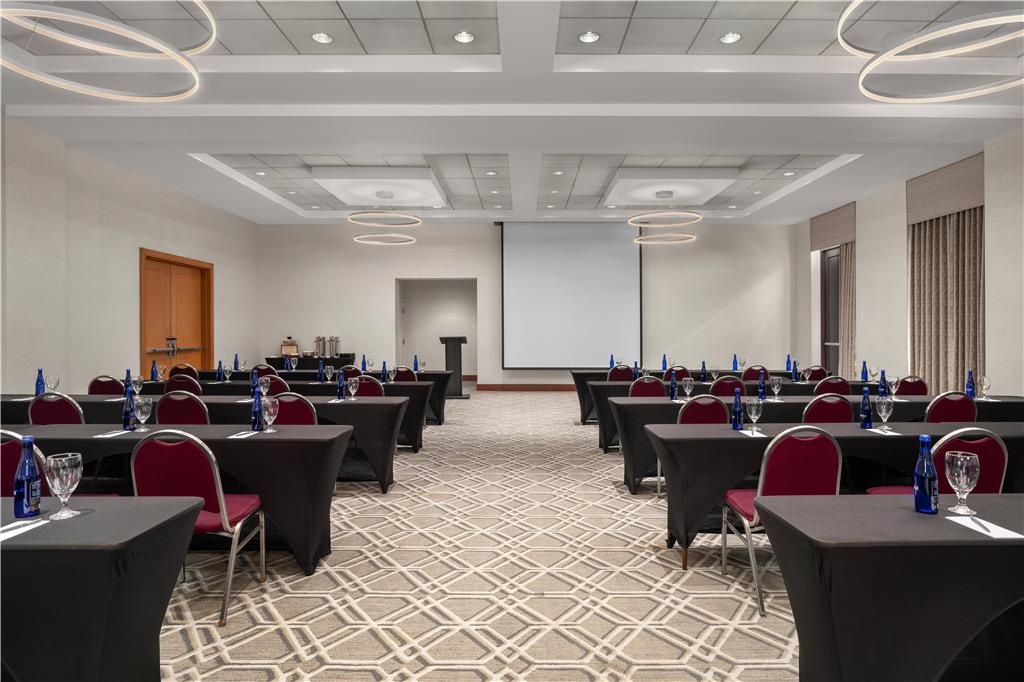 Фото Embassy Suites by Hilton Boston at Logan Airport