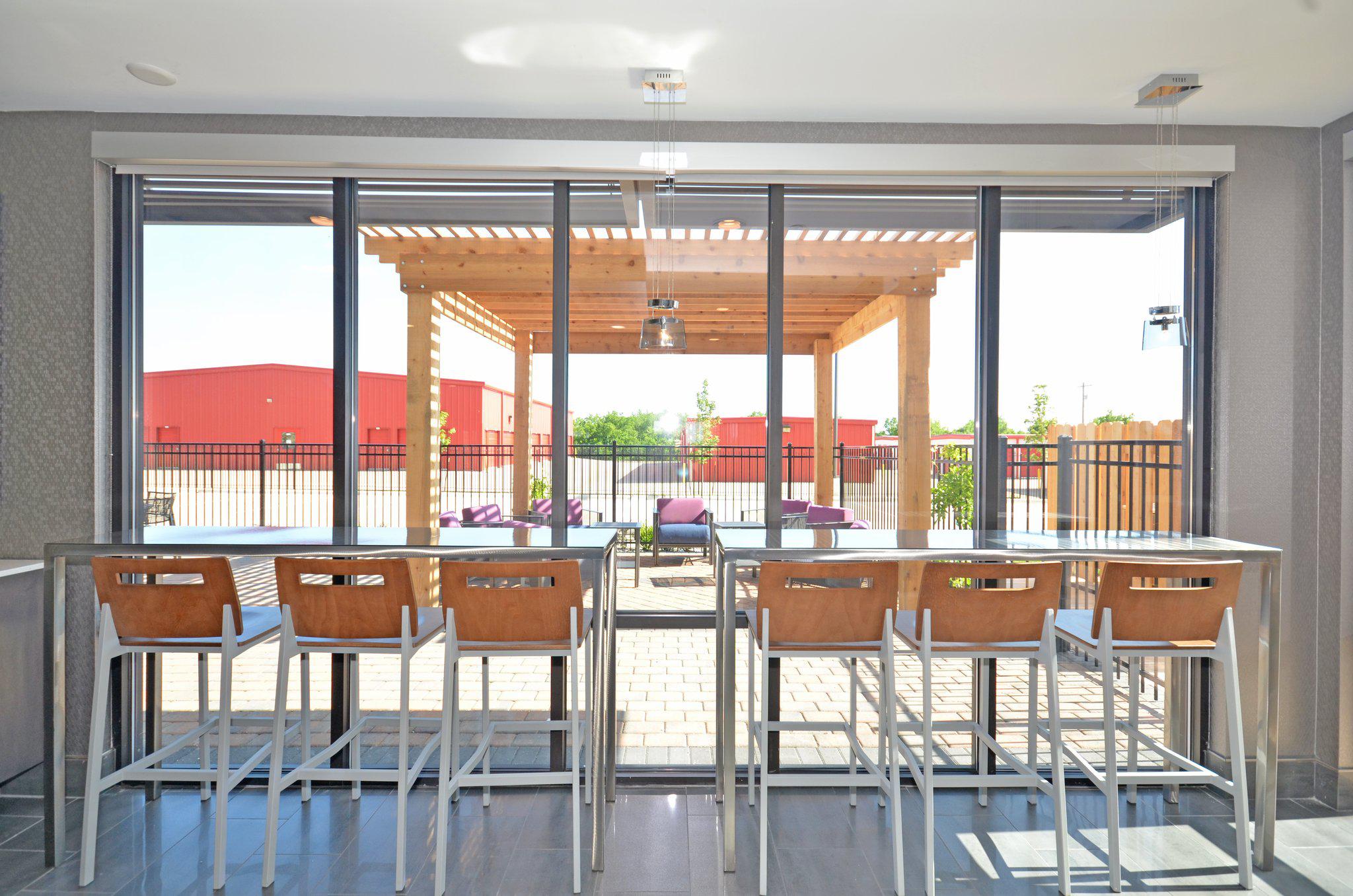 Фото Holiday Inn Express & Suites Oklahoma City Mid - Arpt Area, an Ihg Hotel