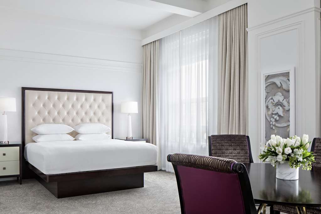 Фото Amway Grand Plaza, Curio Collection by Hilton