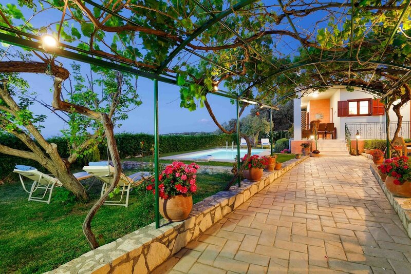 Гостиница Lily's cottage, secluded, sea view villa with private pool and gardens. 1062101