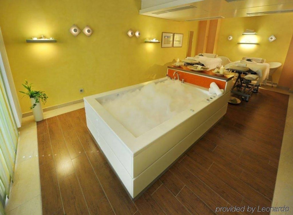 Фото Court Hotel