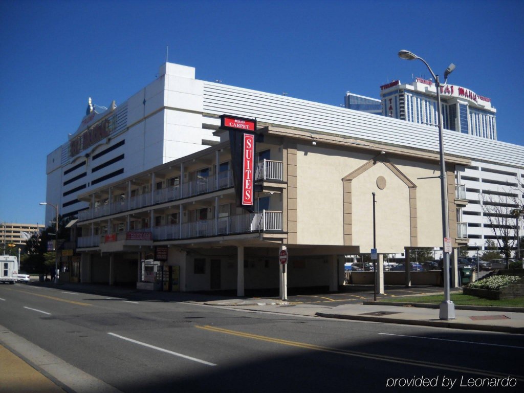 Фото Red Carpet Inn & Suites