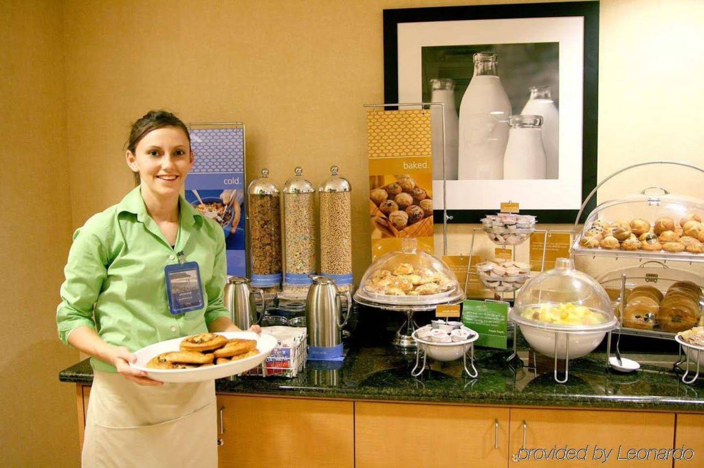 Фото Hampton Inn And Suites Madera