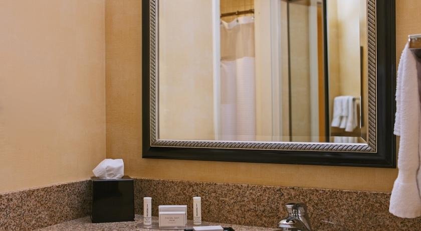 Фото Courtyard by Marriott Newark Liberty International Airport