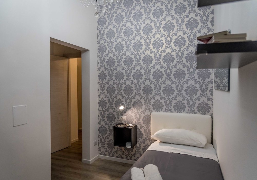 Фото Inside Roma Rooms