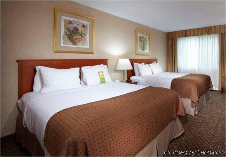 Фото TownePlace Suites by Marriott Oshawa