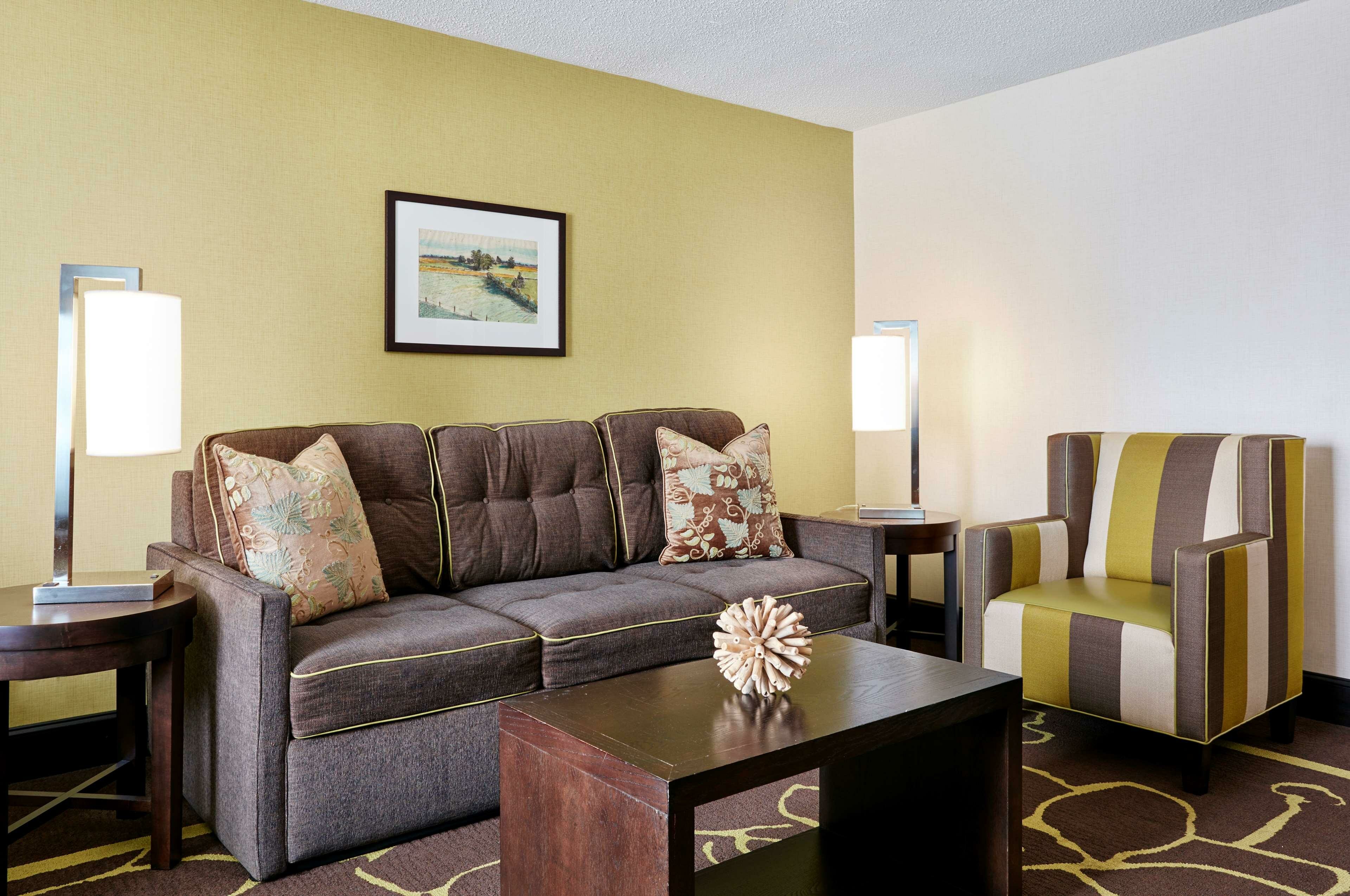 Фото Doubletree by Hilton Charlotte - Gateway Village