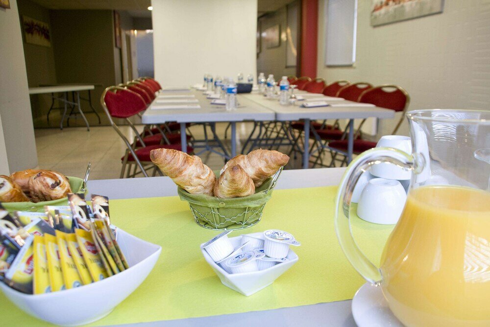 Фото Kyriad Martigues Sud