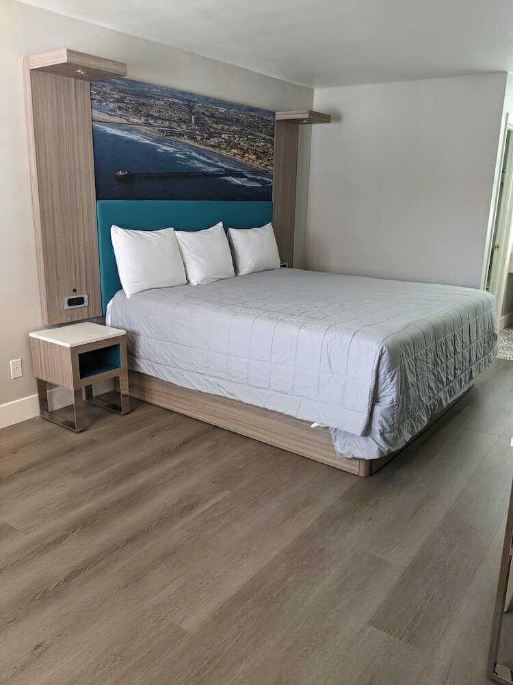 Фото Super 8 by Wyndham Oceanside Downtown