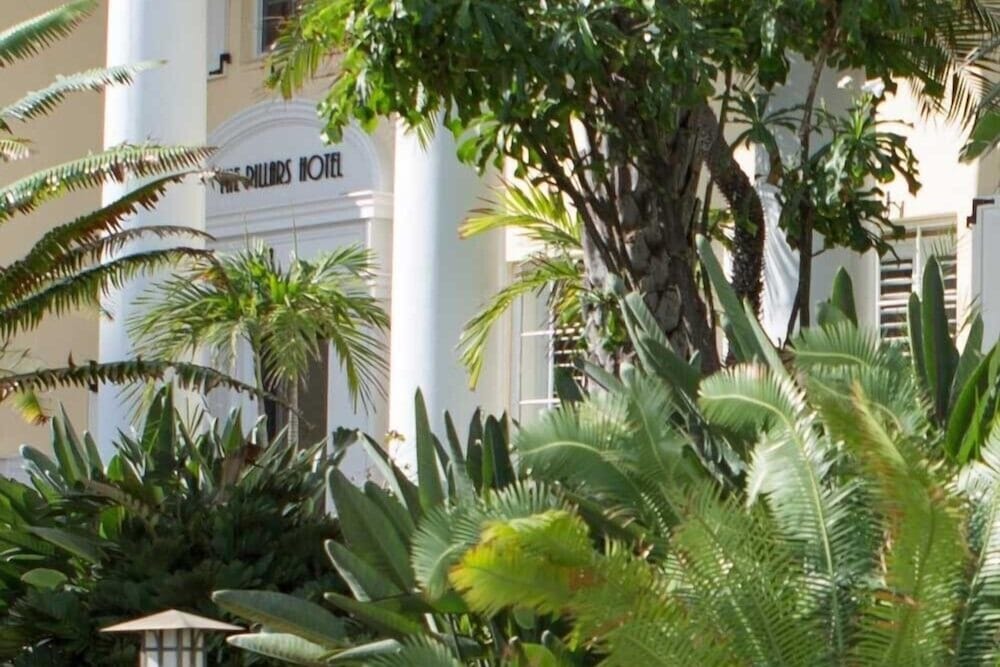 Фото The Pillars Hotel & Club