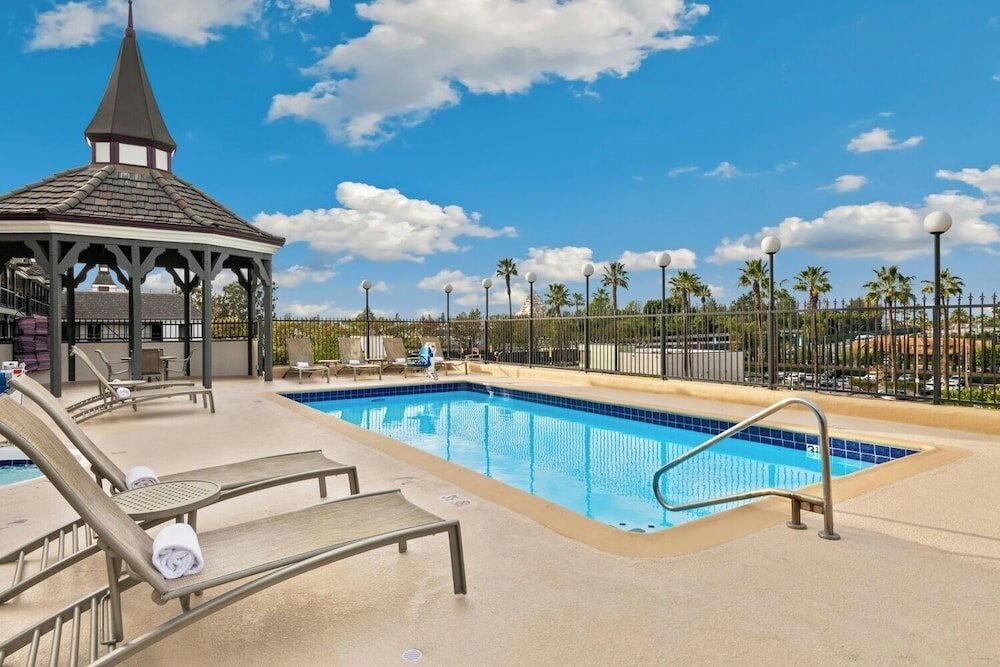 Фото Anaheim Camelot Inn & Suites