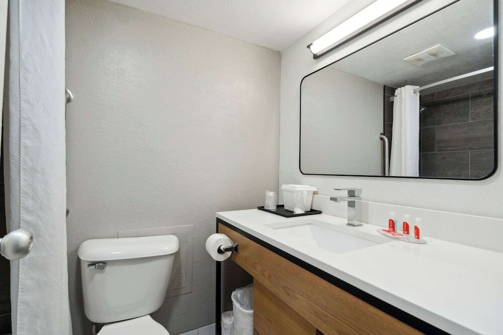 Фото Econo Lodge Inn & Suites