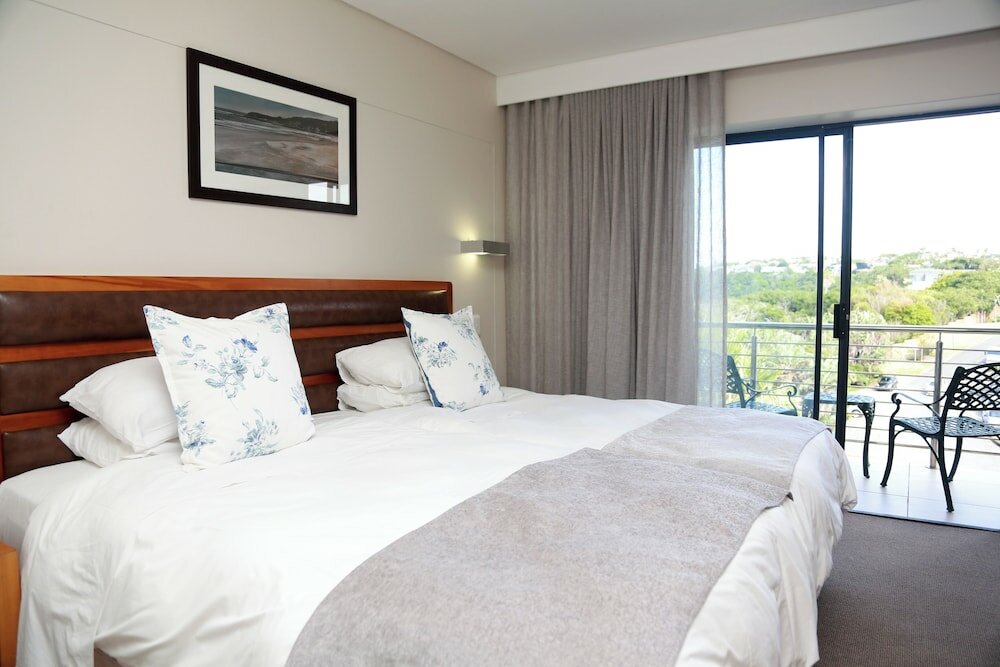 Фото Blue Lagoon Hotel and Conference Centre